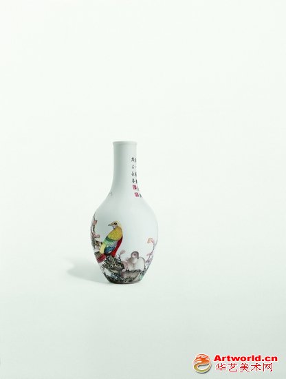 清乾隆珐琅彩“古月轩”题诗锦鸡花石图胆瓶