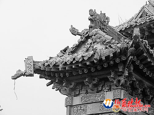 牌楼一角，龙头式檐角吊于半空