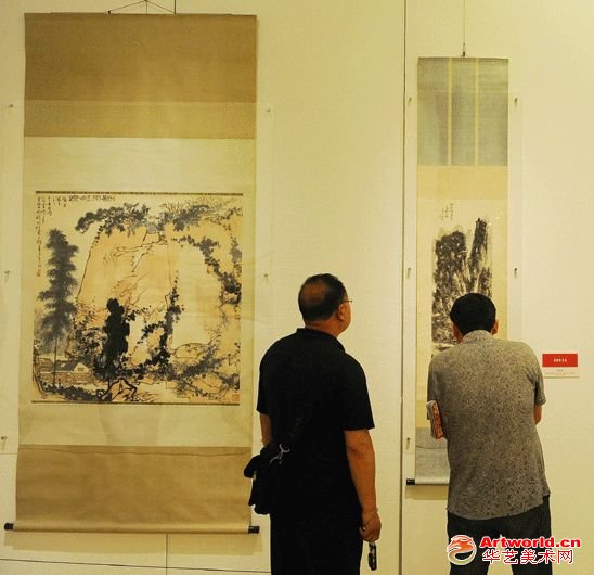 5月21日，观众在中国美术馆参观展出的艺术作品