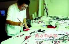 “梅痴”老人用残疾右手画梅花，收入数百万