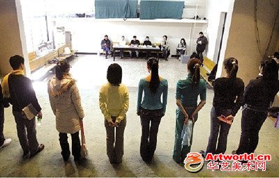 参加北京电影学院考试的学生在表演完命题小品后听老师最后点评。（资料图片）本报记者 胡雪柏 摄