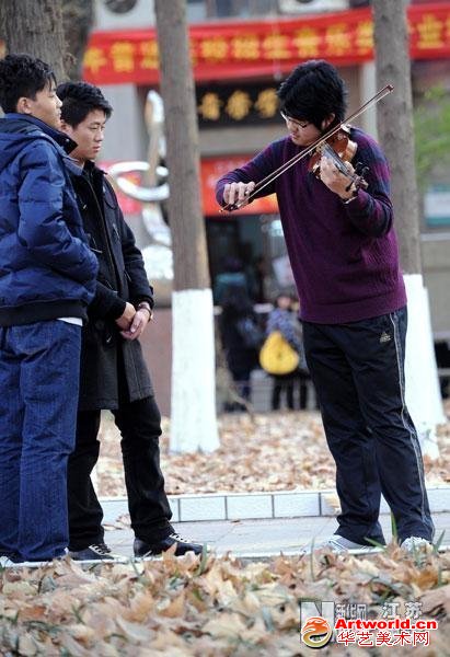 12月6日，一名考生在考场附近练琴。
