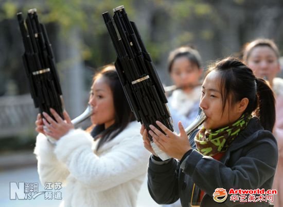12月6日，几名来自扬州的音乐类考生在候考时抓紧练习。