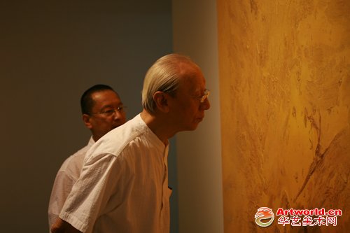 詹建俊参观展览