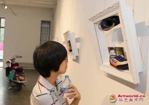 现场观展的艺术爱好者