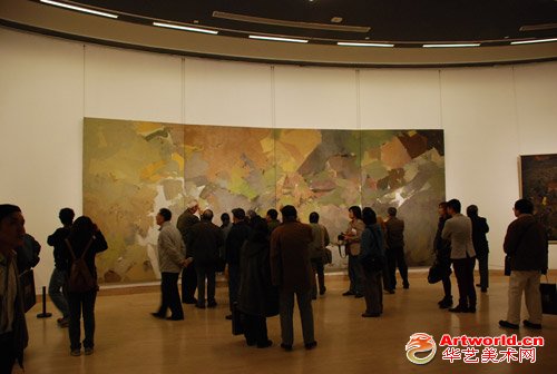 开幕式结束后到场嘉宾参观展