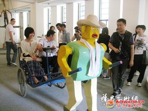吴玉禄在现场给大家操作机器人