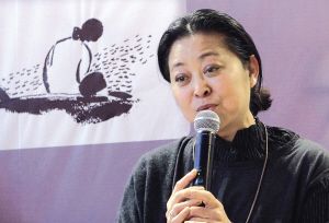 倪萍自学成才画水墨 范曾称其可卖画为生