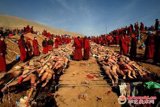 中国摄影师牛光拍摄《玉树地震遇难者火葬》的获一般新闻单幅二等奖。