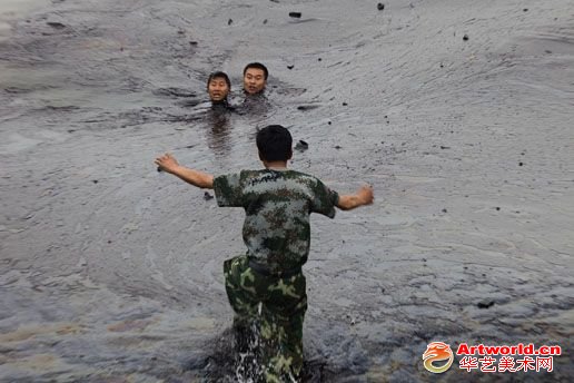 中国摄影师卢广拍摄的《大连清油消防队员》获突发新闻组照三等奖。