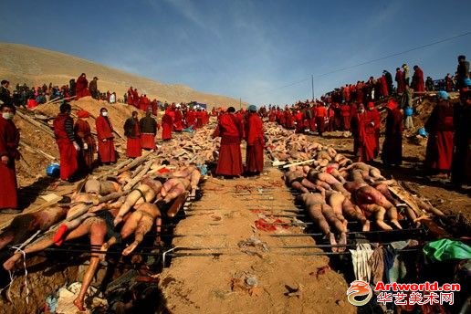 普通新闻：二等奖 单幅  牛光，中国  西藏的僧人准备火葬在地震中的遇难者遗体