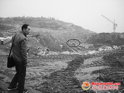 沐氏后人沐广飞站在别墅工地，远处的省级文物保护单位沐英墓（图中画圈处）已经陷入一片工地之中。本报记者 庄庆鸿摄