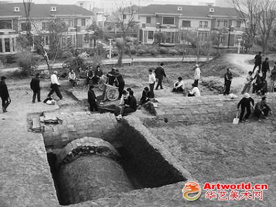 别墅旁，一些古墓暴露在工人脚下，毫无防护措施。图片来源：中国青年报