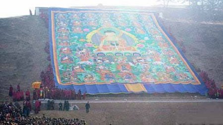 阿米塔巴佛祖“下凡”甘肃拉卜楞寺晒佛节