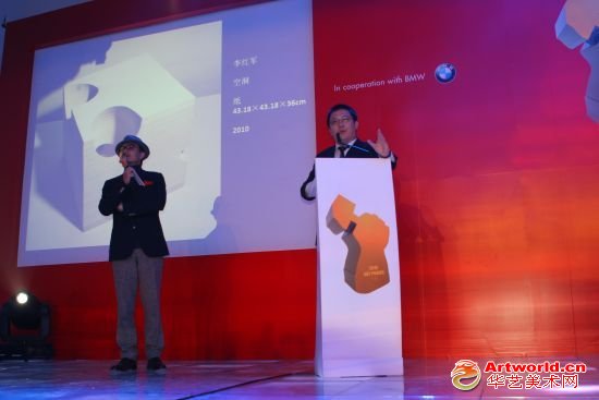 图为2010年度艺术权力榜颁奖典礼上，拍卖师正在拍卖艺术家李红军的作品