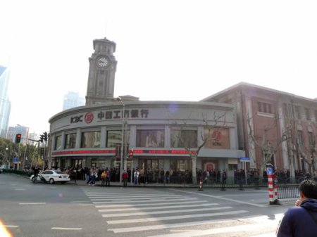  沪美首日免费开放 观众齐排队参观 