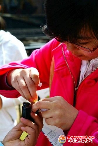 将自己的“秘密”装进彩色小瓶里