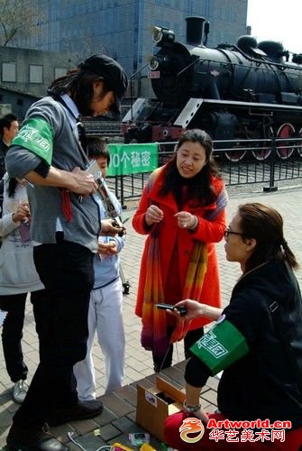 志愿将将征集来的“秘密”现场用专业工具进行密封