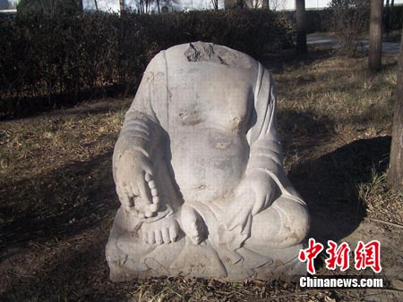 河北武强出土三尊明代无头佛像
