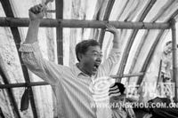 “公众考古” 杭州市民雨中发掘史前墓穴