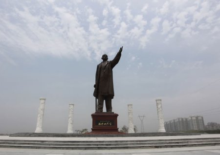 国内最大的孙中山雕塑在唐山港落成