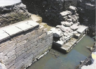 杭州建停车场挖出千年古桥遗迹