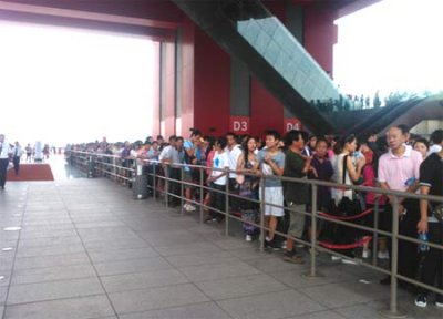 中国馆再现排队热潮 市民排队抢购世博三宝