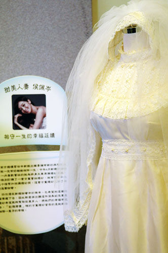 侯佩岑割爱古董婚纱 义卖赞助痴呆老人