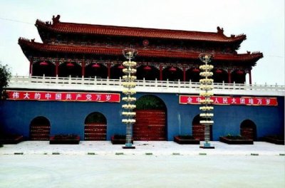 私企仿照天安门建大门 悬挂诸葛亮头像