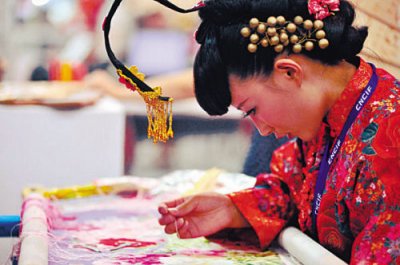 靺鞨绣惊艳展会 收藏家1.7万买幅飞天画绣