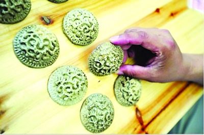 虎丘古墓发现唐三彩粉盒及西域陶俑随葬
