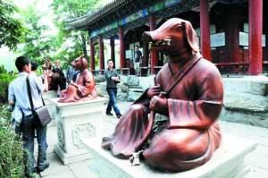 圆明园仿制兽首引游客塞钱图吉利 钱币去向不明