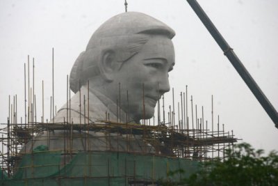 8层楼高宋庆龄雕像的尴尬