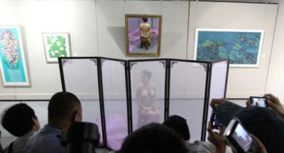 网络美女挑战裸体行为艺术底线