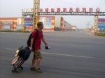 画家为诚信“走天涯” 万里徒步赴约只因一次失约