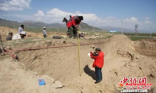 新疆新源县文物部门对辖区分布315座墓葬进行抢救性保护，其中对5座古墓葬进行考古抢救挖掘。　 梁少青　摄