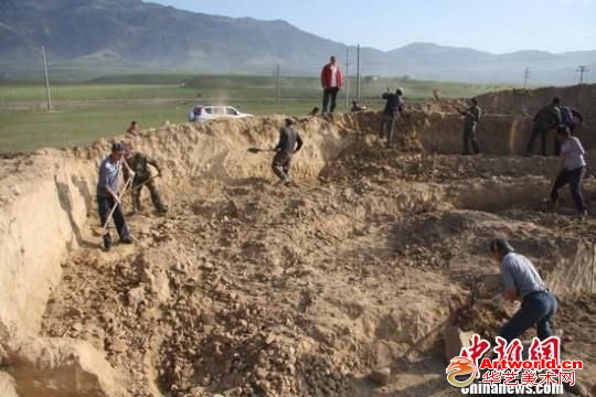 新疆新源县文物部门对辖区分布315座墓葬进行抢救性保护，其中对5座古墓葬进行考古抢救挖掘。　 梁少青　摄