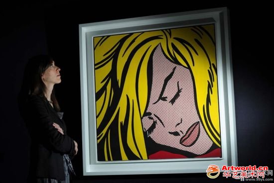一名苏富比的员工站在美国艺术家洛伊·利希腾斯坦的《睡觉的女孩儿》旁