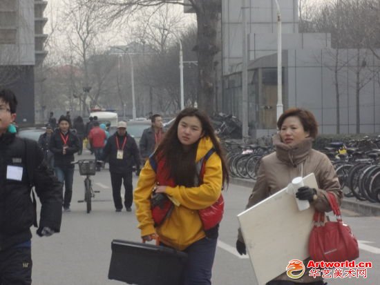 1月2日，参加美术统考的考生准备进考场。北京考试报记者 邱乾谋 摄