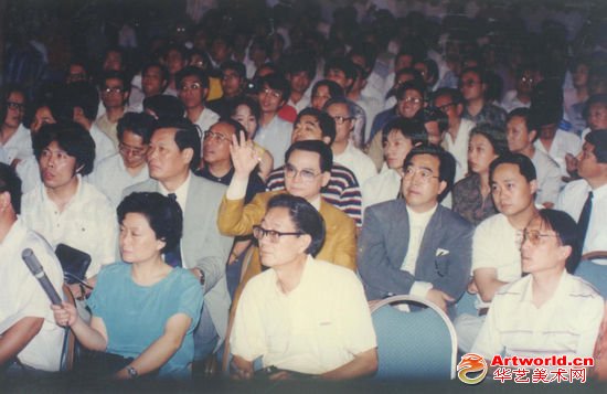 1993年6月20日上海朵云轩首届拍卖会上的风云人物，无疑是香港的张宗宪（举手者）。他着橘色西服，领1号牌坐前面，旁边坐着米景扬（二排左二）和陈逸飞（二排左四）。