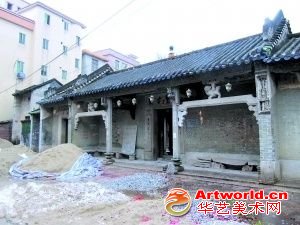 洪圣古庙外堆满了建筑用料 。记者莫冠婷 摄