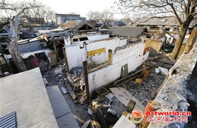 南锣鼓巷内，秦老胡同35号院、37号院一墙之隔。