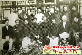 1922年5月23日，周作人(前排左三)与鲁迅(前排右三)，爱·罗先珂(前排右四)在北京世界语学会合影。