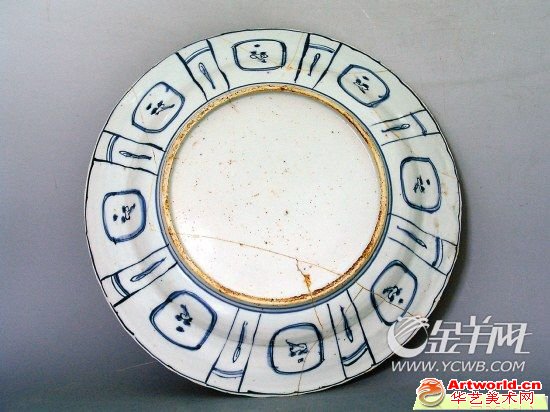 从背面看，这个青花大盘虽损伤，但并不缺失，蓝中微微泛紫。