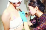 美女胸前刺“南京”字样 用行为艺术展现痛觉