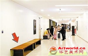 曾女士指她在台北故宫博物院一楼展览室外长椅(箭头处)喂母奶，遭女员工驱赶