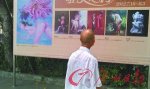 艺术展裸女海报立闹市惹非议