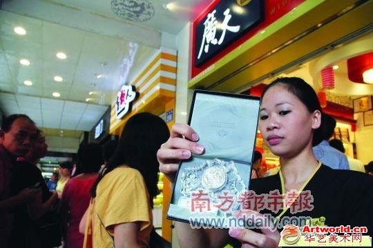 免费送的纪念币是澳洲历史上首枚龙年生肖流通币。 南都记者 李向新 摄
