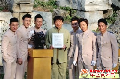 成龙携徒弟捐赠“新十二生肖兽首”。本报记者张沫摄