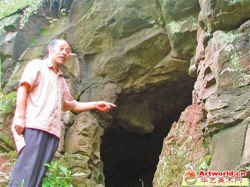 陈安乐老人介绍当年发掘汉代石棺的过程。 记者 郑昆 摄
